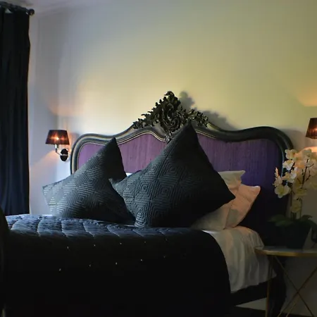 Pearl Cottage Leeds- Detached Two Bed Cottage, Large Private Gardens *