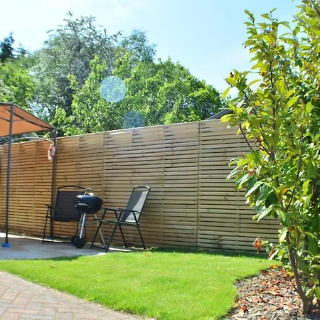 Pearl Cottage Leeds- Detached Two Bed Cottage, Large Private Gardens * Leeds