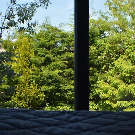 Pearl Cottage Leeds- Detached Two Bed Cottage, Large Private Gardens * Λιντς