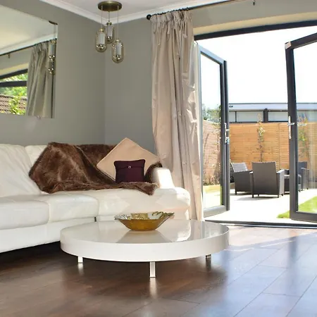 Pearl Cottage Leeds- Detached Two Bed Cottage, Large Private Gardens * Leeds