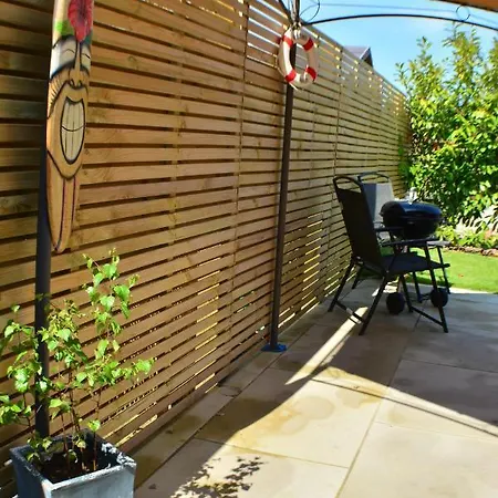 Pearl Cottage Leeds- Detached Two Bed Cottage, Large Private Gardens