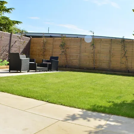 Pearl Cottage Leeds- Detached Two Bed Cottage, Large Private Gardens *