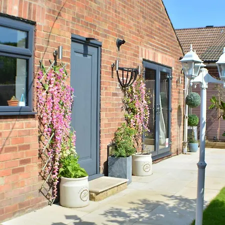 Pearl Cottage Leeds- Detached Two Bed Cottage, Large Private Gardens * Leeds