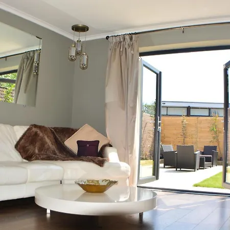 Pearl Cottage Leeds- Detached Two Bed Cottage, Large Private Gardens * Λιντς