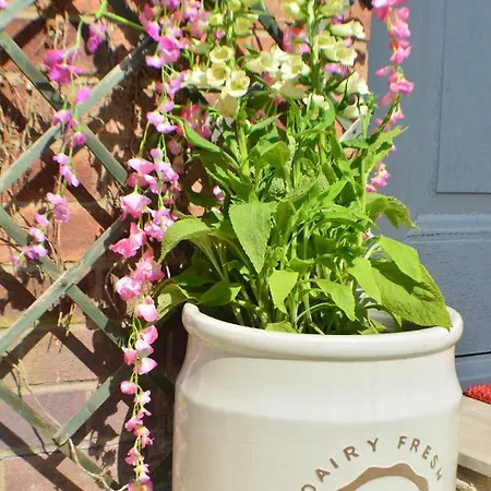 Pearl Cottage Leeds- Detached Two Bed Cottage, Large Private Gardens
