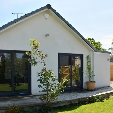 Pearl Cottage Leeds- Detached Two Bed Cottage, Large Private Gardens * Λιντς