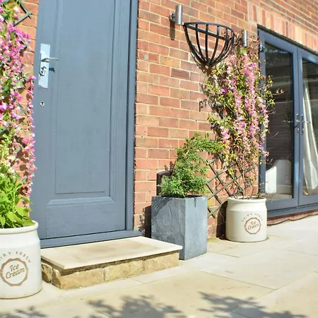 Pearl Cottage Leeds- Detached Two Bed Cottage, Large Private Gardens
