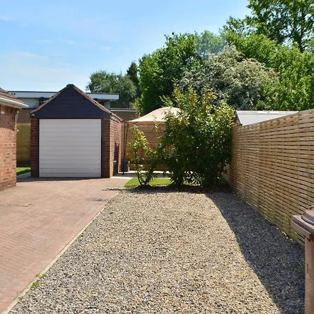 Pearl Cottage Leeds- Detached Two Bed Cottage, Large Private Gardens