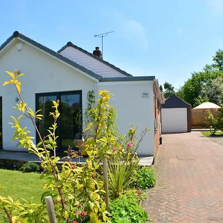 Nyaraló Pearl Cottage Leeds- Detached Two Bed Cottage, Large Private Gardens Leeds
