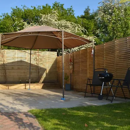 Pearl Cottage Leeds- Detached Two Bed Cottage, Large Private Gardens Holiday home Leeds (West Yorkshire)