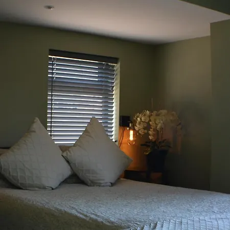 Pearl Cottage Leeds- Detached Two Bed Cottage, Large Private Gardens * Leeds (West Yorkshire)