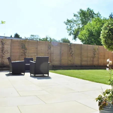 Holiday home Pearl Cottage Leeds- Detached Two Bed Cottage, Large Private Gardens *
