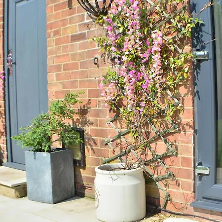 Pearl Cottage Leeds- Detached Two Bed Cottage, Large Private Gardens * Leeds (West Yorkshire)