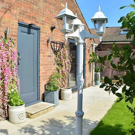 Holiday home Pearl Cottage Leeds- Detached Two Bed Cottage, Large Private Gardens *