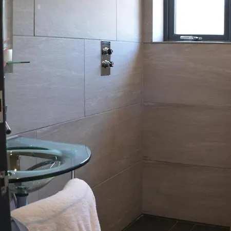 Holiday home Pearl Cottage Leeds- Detached Two Bed Cottage, Large Private Gardens Leeds (West Yorkshire)