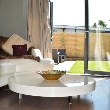 Holiday home Pearl Cottage Leeds- Detached Two Bed Cottage, Large Private Gardens *