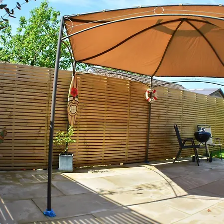 Pearl Cottage Leeds- Detached Two Bed Cottage, Large Private Gardens Holiday home