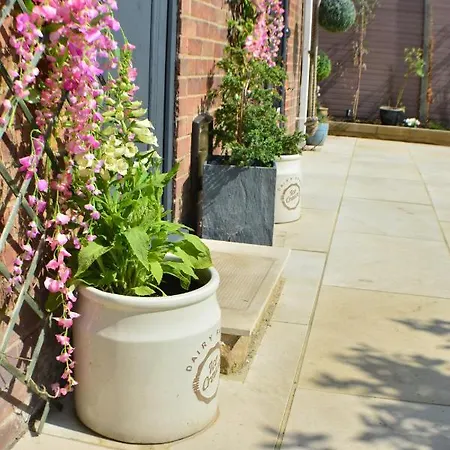 Holiday home Pearl Cottage Leeds- Detached Two Bed Cottage, Large Private Gardens Leeds (West Yorkshire)