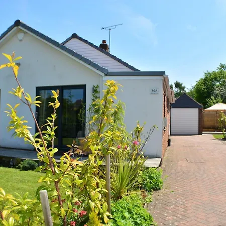 Holiday home Pearl Cottage Leeds- Detached Two Bed Cottage, Large Private Gardens *