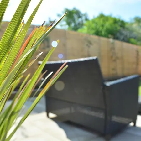 Pearl Cottage Leeds- Detached Two Bed Cottage, Large Private Gardens Leeds (West Yorkshire)