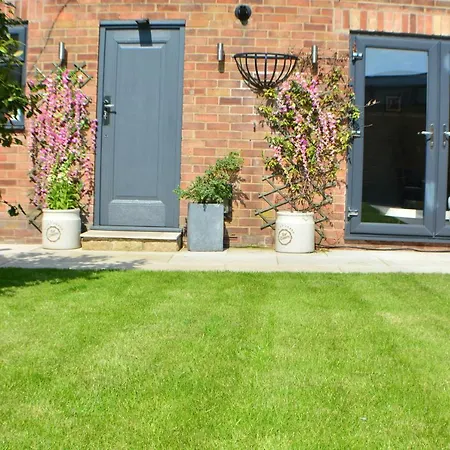 Pearl Cottage Leeds- Detached Two Bed Cottage, Large Private Gardens
