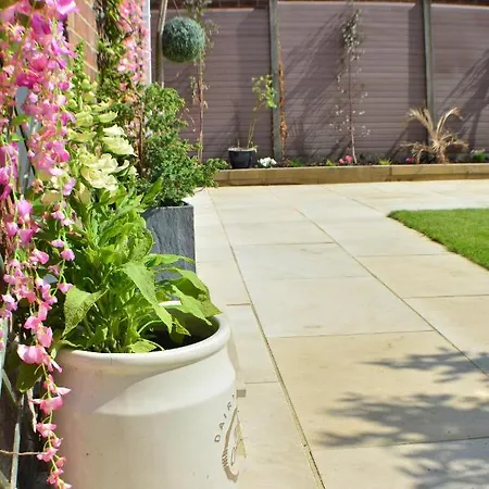 Pearl Cottage Leeds- Detached Two Bed Cottage, Large Private Gardens Holiday home Leeds (West Yorkshire)