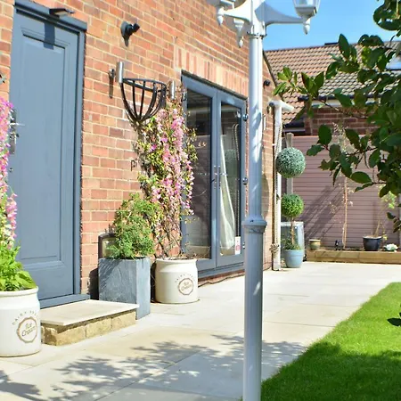 Pearl Cottage Leeds- Detached Two Bed Cottage, Large Private Gardens Holiday home Leeds (West Yorkshire)