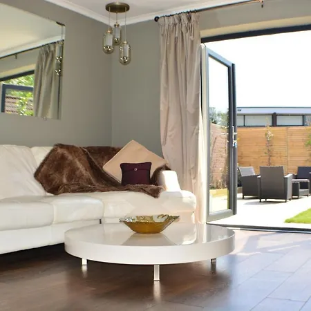Holiday home Pearl Cottage Leeds- Detached Two Bed Cottage, Large Private Gardens