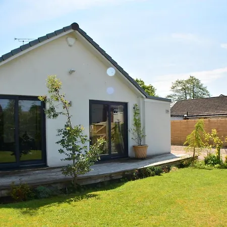 Pearl Cottage Leeds- Detached Two Bed Cottage, Large Private Gardens *