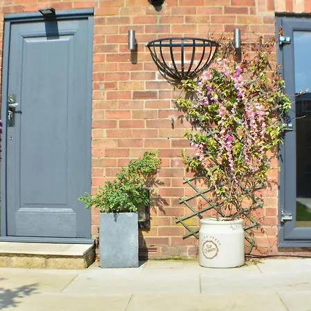Pearl Cottage Leeds- Detached Two Bed Cottage, Large Private Gardens * Leeds (West Yorkshire)