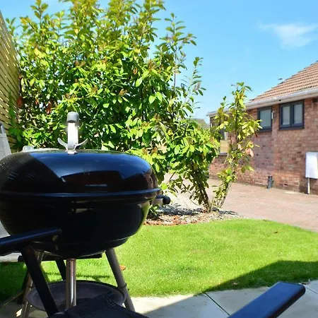 Pearl Cottage Leeds- Detached Two Bed Cottage, Large Private Gardens Holiday home
