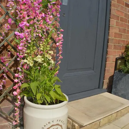 Holiday home Pearl Cottage Leeds- Detached Two Bed Cottage, Large Private Gardens Leeds (West Yorkshire)