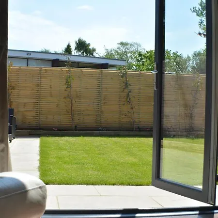 Pearl Cottage Leeds- Detached Two Bed Cottage, Large Private Gardens Holiday home *